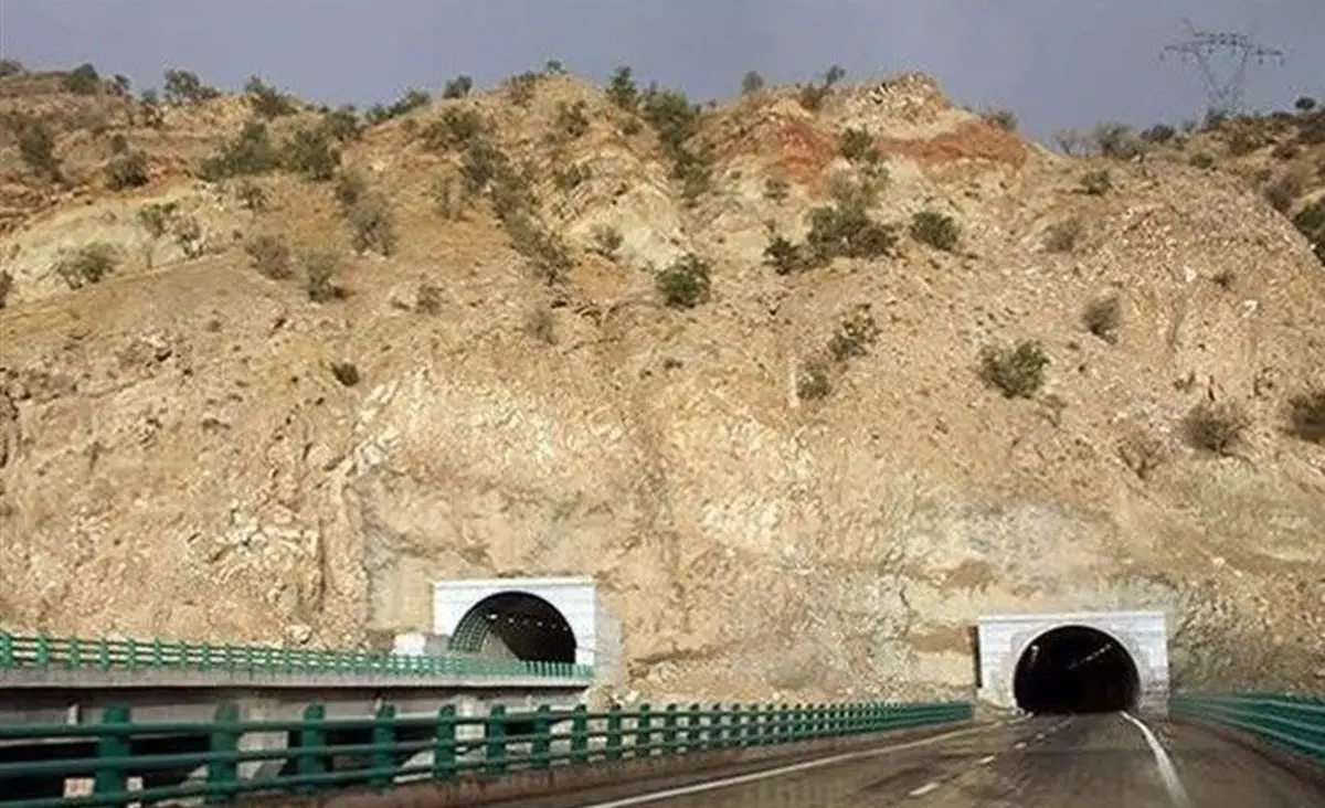  ریزش کوه در آزادراه خرم‌آباد ـ پل زال  |  رانندگان از محور پاعلم ـ پلدختر تردد کنند