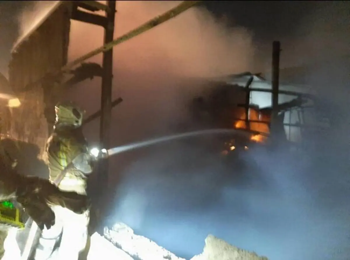  آتش سوزی  |  مصدوم شدن سه آتش نشان در پی وقوع حریق در یک کارگاه صنعتی