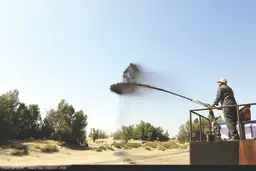 مالچ‌پاشی غیرقانونی در «بیت‌کوصر» | ادامه نابودی لایه زیستی جنوب 