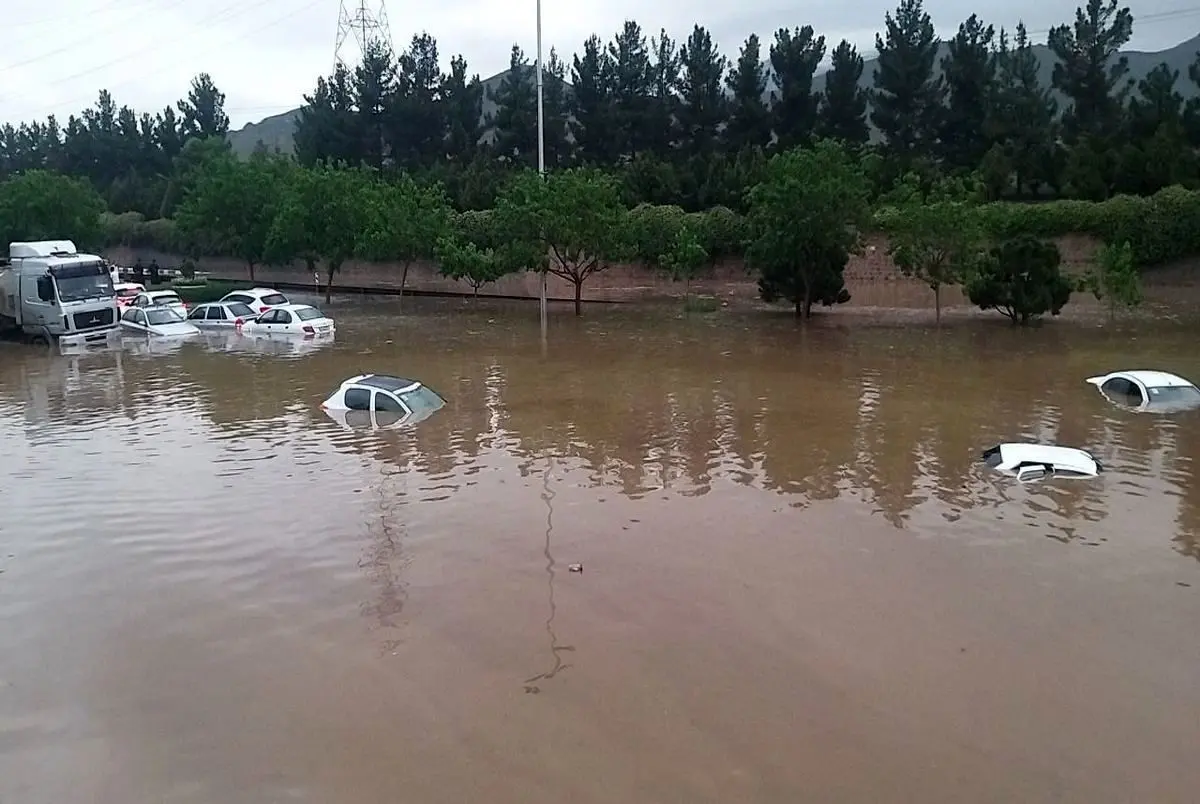 فرماندار مشهد در سیل غرق در بی‌توجهی | سرگرم هدایت ترافیک به جای مدیریت بحران! +ویدیو