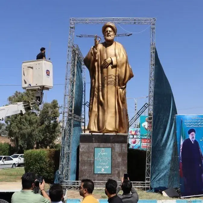 سقوط مجسمه رئیسی در اردبیل | علت سقوط چه بود؟ +تصاویر