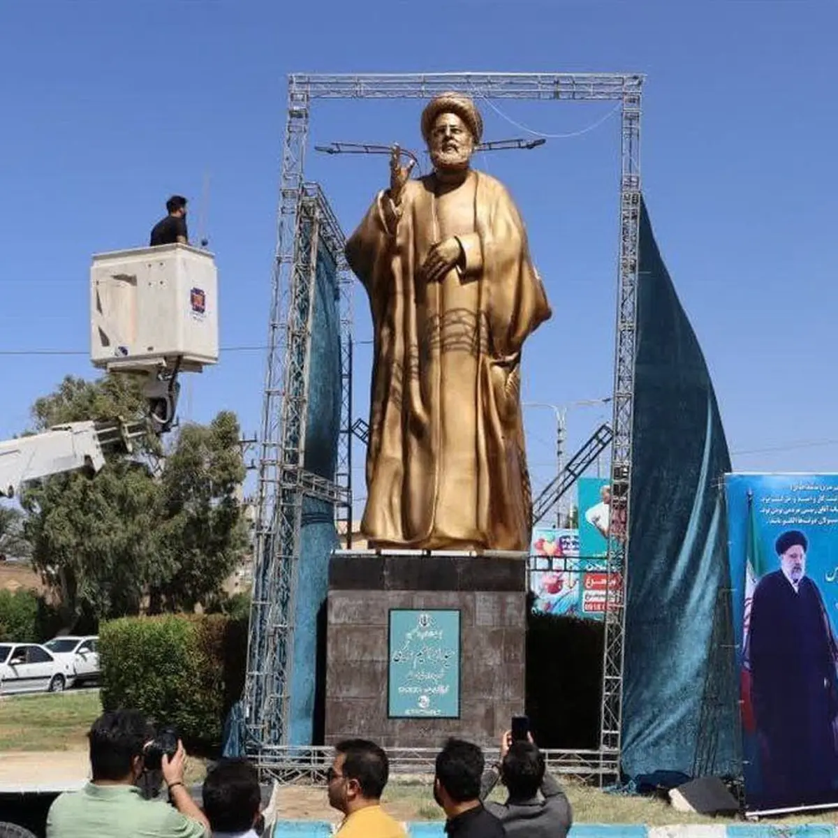 سقوط مجسمه رئیسی در اردبیل | علت سقوط چه بود؟ +تصاویر