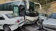تصادف اتوبوس با ۱۴ خودرو سواری در پارک جمشیدیه تهران 