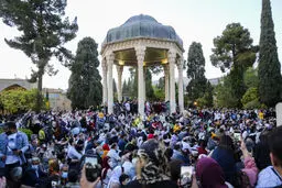شیشه‌های محافظ آرامگاه حافظ شکست!