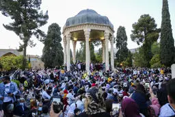 تصاویری از آرامگاه حافظ پس از شب عید | این وضعیت گریه آور است!