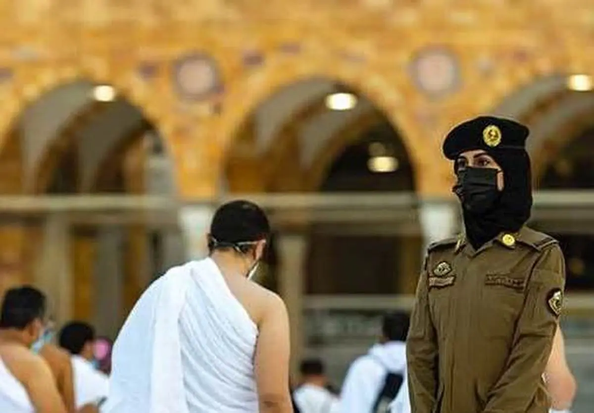 تصویر خبرساز پلیس زن در مسجدجامع مکه| حضور پلیس زن در مسجد جامع مکه+عکس