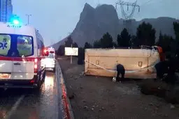 واژگونی مینی‌بوس کارگران معدن در تایباد | ۲ نفر کشته و ۱۴ تن مصدوم شدند