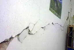 
 برخی منازل صالح آباد در پی زلزله ۵ ریشتری دچار ترک خوردگی شده‌اند. 

