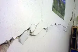 
 برخی منازل صالح آباد در پی زلزله ۵ ریشتری دچار ترک خوردگی شده‌اند. 
