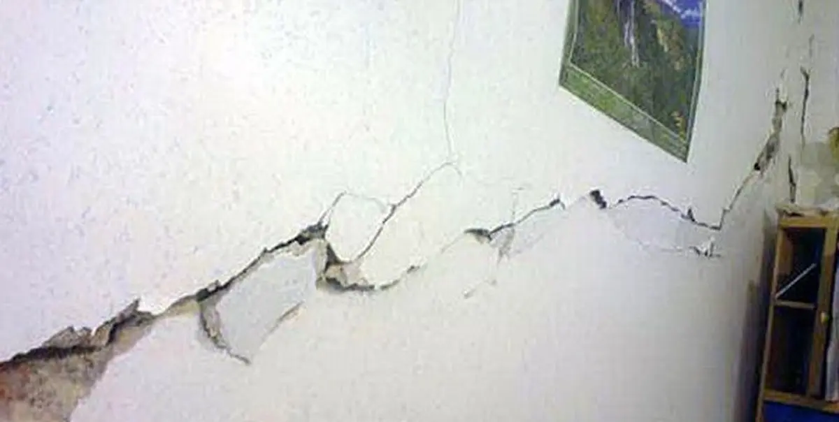 
 برخی منازل صالح آباد در پی زلزله ۵ ریشتری دچار ترک خوردگی شده‌اند. 
