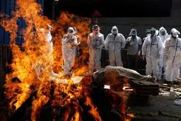 تصاویر شوکه کننده از اجساد بیماران کرونایی در هند