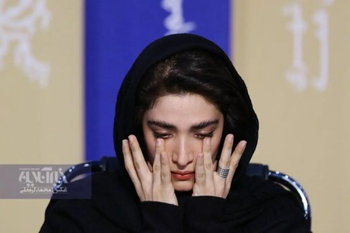 ببینید | اشک‌های «مینا ساداتی» در نشست خبری جشنواره فیلم فجر