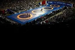 در شان رییس کشتی نیست تسبیح دست بگیرد و در مسابقات جهانی تخمه بشکند!