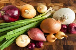 راهکارهای ساده برای افزایش ماندگاری سبزیجات | چه کار کنیم موقع پیاز خرد کردن اشک نریزیم؟ +ویدئو