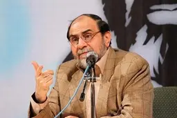 کسی که از مذهب سواستفاده سیاسی کند از روحانیت تنها لباسش را داردرسیده/ قاسم سلیمانی را واجد روحانیت میدانم وامثال حسن‌روحانی را فاقد آن