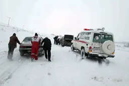 بارش برف سنگین در شمال | مسافران در گردنه حیران گرفتار شدند +ویدئو
