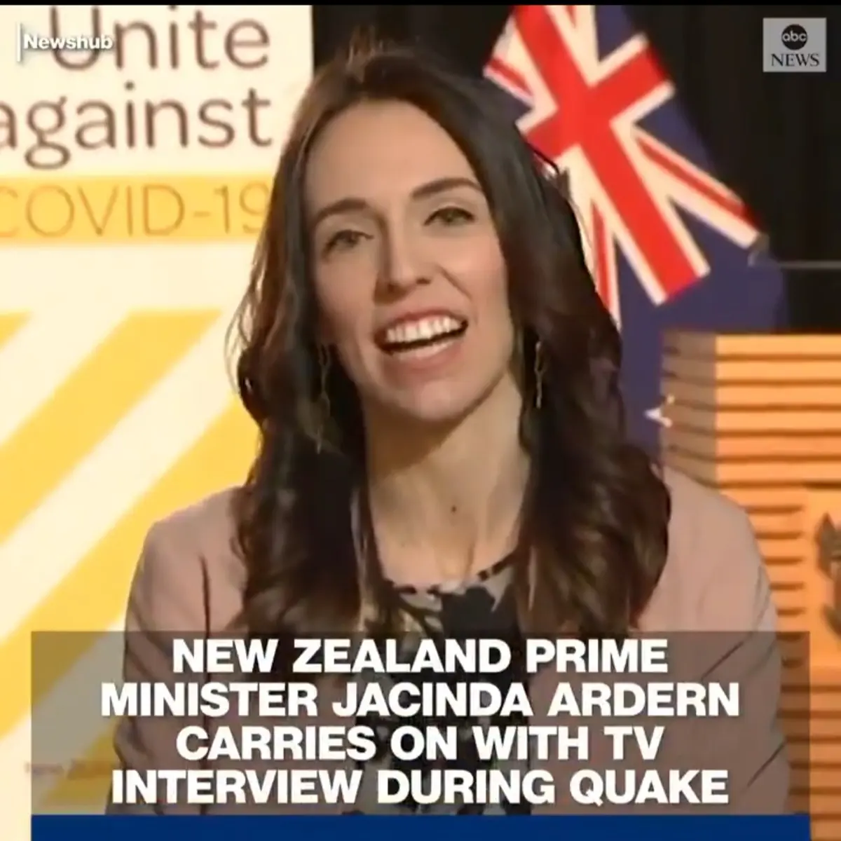 خونسردی نخست‌وزیر نیوزیلند هنگام وقوع زلزله در برنامه زنده تلویزیونی+فیلم