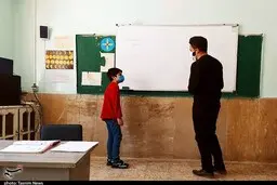 ویدیو+معلم  واقعا مسئولین با این همه درد مردم چگونه شب را روز می‌کنند 