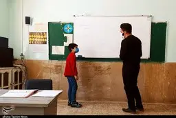 ویدیو+معلم  واقعا مسئولین با این همه درد مردم چگونه شب را روز می‌کنند 