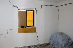 زمین لرزه پنج ریشتری به واحدهای خسارت دیده زلزله قبلی بندرعباس آسیب زد