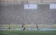 دیدار سپاهان و استقلال در غبار | کاهش دید افراد حاضر در ورزشگاه+ویدئو 