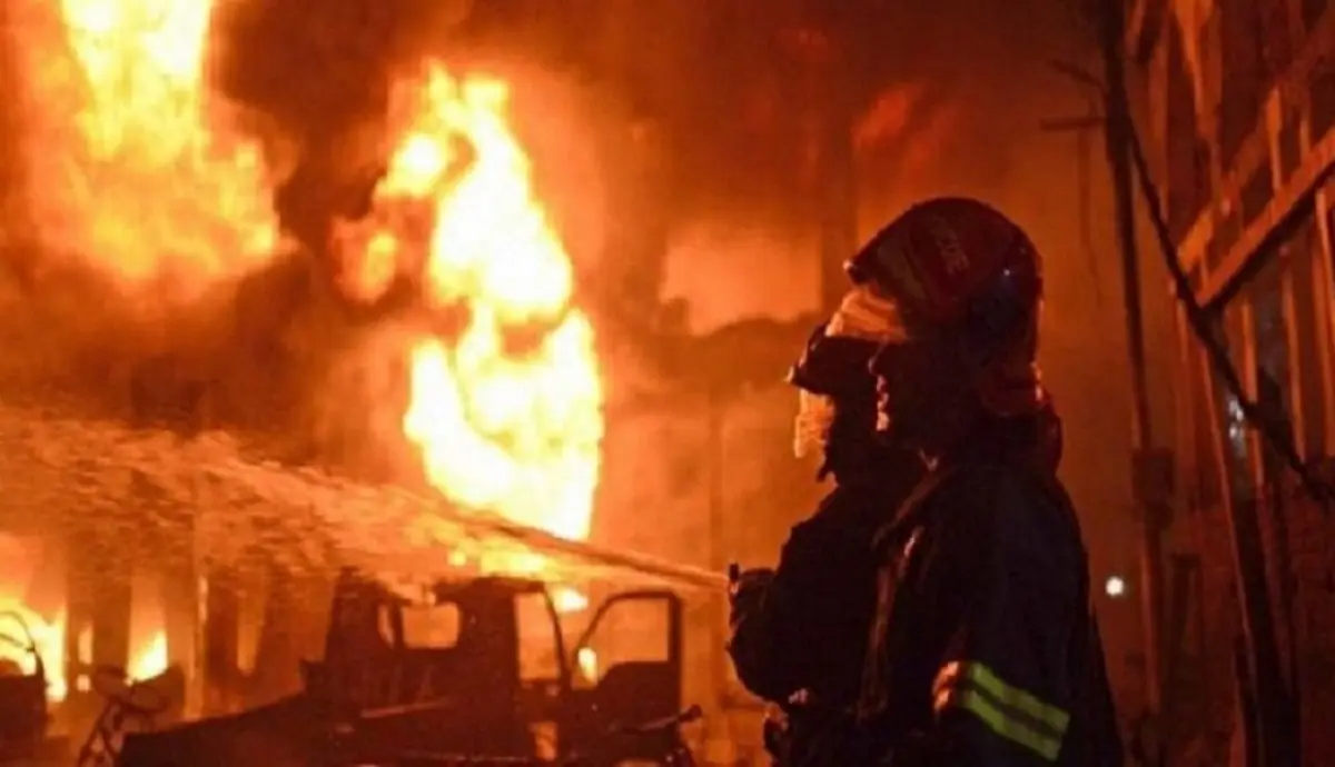 یک ساختمان مسکونی در شهر ری منفجر شد | زبانه‌های آتش یک زن و مرد رو راهی بیمارستان کرد