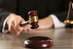 بازداشت جوانی به‌دلیل پوشیدن شلوارک | دستور قاضی: خلاصه‌نویسی یک کتاب مذهبی