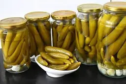 از فواید آب خیارشور که نمیدانستید!| آب خیارشور را بنوشید!