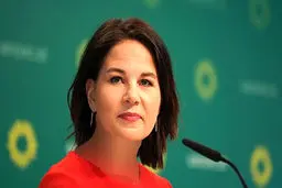 حمله به وزیر خارجه آلمان + ویدئو