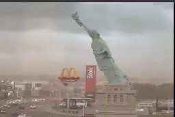 سرنگونی مجسمه غول‌پیکر آزادی! + ویدئو