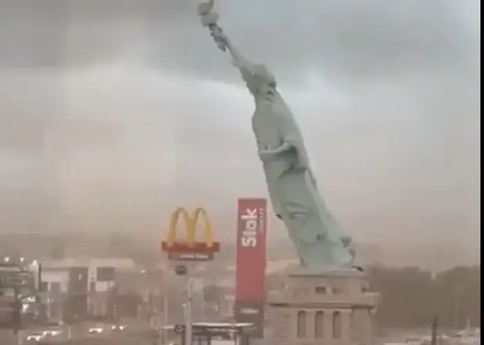 سرنگونی مجسمه غول‌پیکر آزادی! + ویدئو