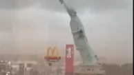 سرنگونی مجسمه غول‌پیکر آزادی! + ویدئو