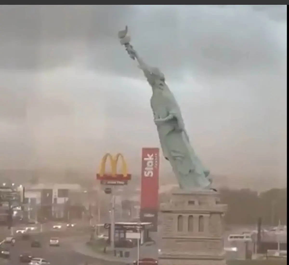 سرنگونی مجسمه غول‌پیکر آزادی! + ویدئو