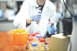 کووید-١٩ فرصتی تکرارنشدنی برای غول‌های داروسازی | بحران کرونا و سود بخش دارو و درمان خصوصی