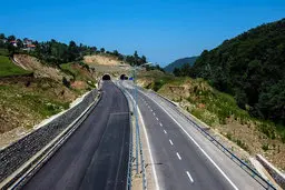 وزارت راه و شهرسازی در تلاش برای کاهش عوارض آزادراه تهران - شمال / ویژگی‌های آزادراه تهران - شمال چیست؟