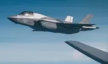 جنگنده آمریکایی پس از اصابت با پدافند فرود اضطراری کرد