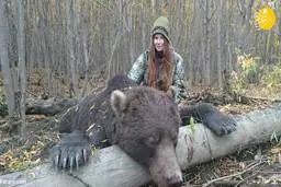   جنجالی شدن ژست گرفتن دختر جوان با شکارهایش 