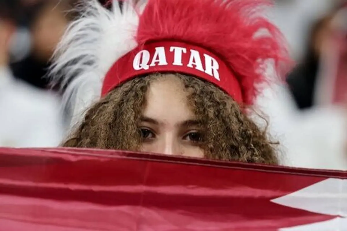بوسه بازیکن برهنه بر یک زن در جام جهانی قطر+تصویر