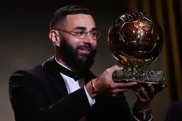 تیپ بسیار خاص بنزما در مراسم توپ طلا سوژه‌ی رسانه‌ها شد+ عکس