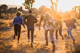 گروه همسالان؛ تیغ دو لبه در رشد نوجوانان | از هویت‌یابی تا خطر انحراف