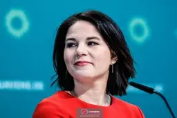 حمله به وزیرخارجه آلمان با تخم مرغ | وزیر خارجه آلمان به منظور حمایت از «مونا نوبائر» نامزد حزب سبزها روی صحنه حاضر شد