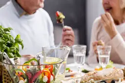 با خوردن این غذا‌ها دیگر پیر نمی‌شوید! | کاهش روند پیری با مواد غذایی 