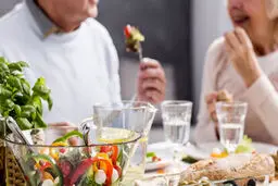 با خوردن این غذا‌ها دیگر پیر نمی‌شوید! | کاهش روند پیری با مواد غذایی 