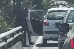 زورگیری وحشیانه از یک زن جوان در اتوبان نیایش با قمه! + ویدیو