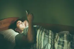 کاهش کیفیت خواب با استفاده از موبایل | ۴۸ دقیقه خواب کمتر بر اثر استفاده از گوشی همراه