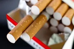در معارفه رییس شرکت دخانیات به خبرنگاران سیگار دادند
