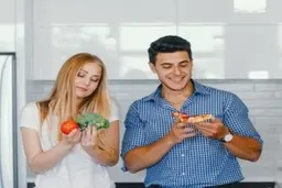  غذاهای مضر که باعث اختلال در باروری می شوند