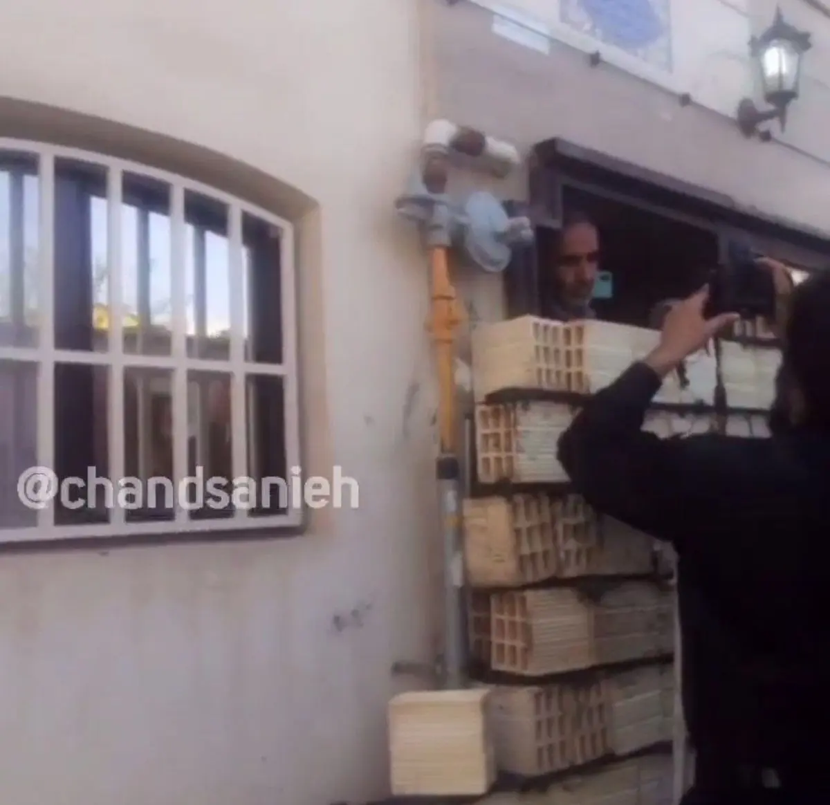 شهرداری گلپایگان با تیغه کشیدن جلوی یک خانه، اعضای آن را حبس کرد!+ویدئو 