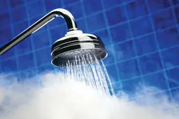 بهتره دوش آب سرد بگیریم یا گرم؟ | خواص معجزه‌آسای دوش گرفتن که نمی‌دانستید