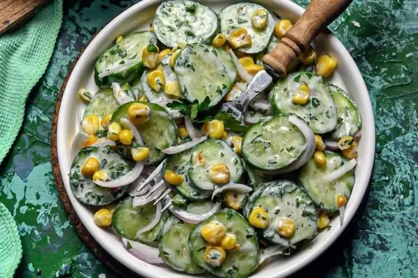 طرز تهیه سالاد خیار | یه سالاد سه سوته و بی‌دردسر +ویدئو